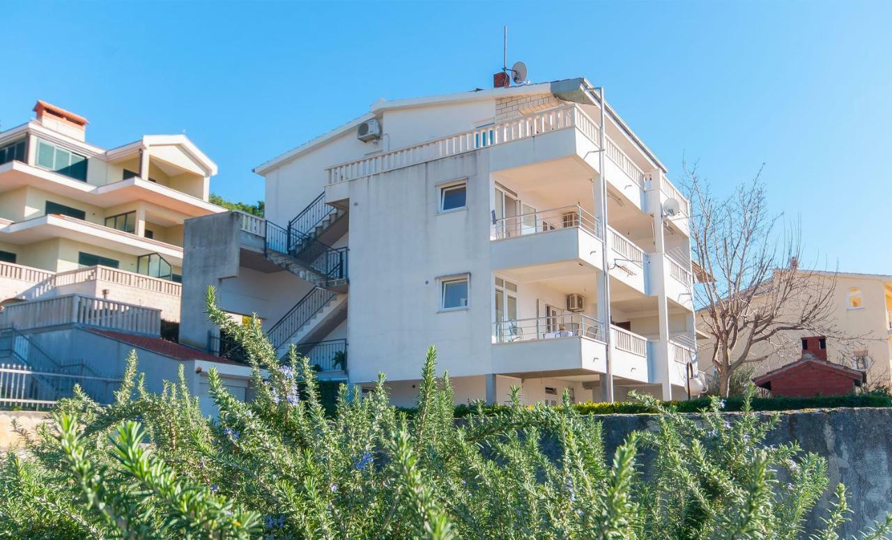 Apartment Ines 오미스 외부 사진