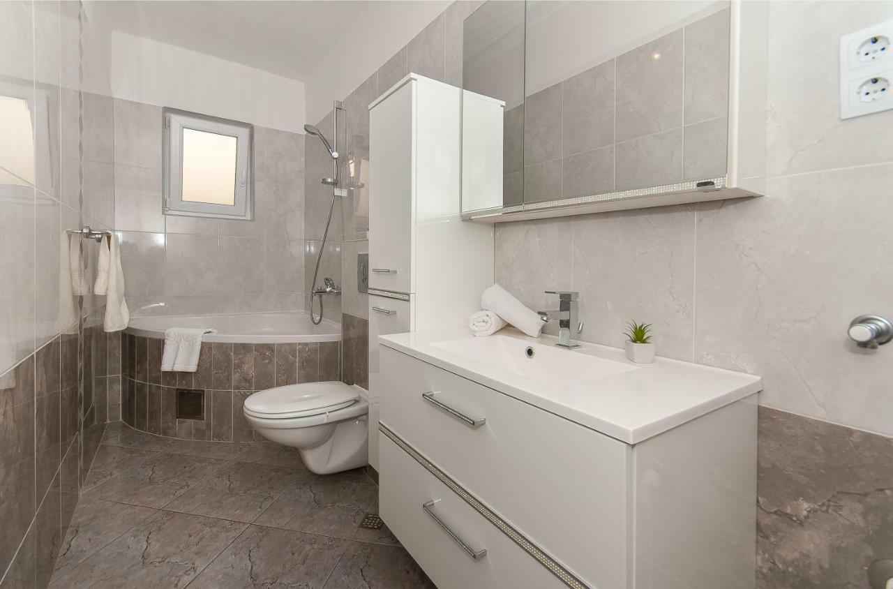 Apartment Ines 오미스 외부 사진